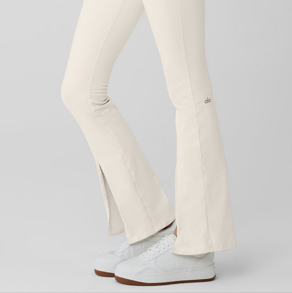 ALO YOGA - Airbrush High-Waist 7/8 Flutter Legging - Ivory